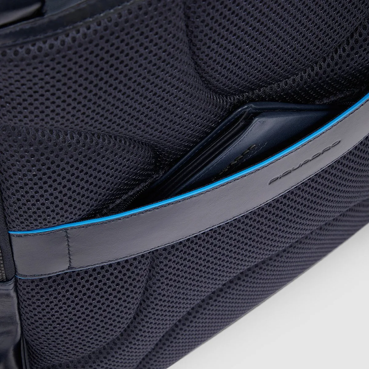 Piquadro Blue Square - Laptoprucksack 15.6" Mit IPad-Halter In Nachtblau 10 Piquadro Blue Square - Laptoprucksack 15.6" Mit IPad-Halter In Nachtblau – Bild 8