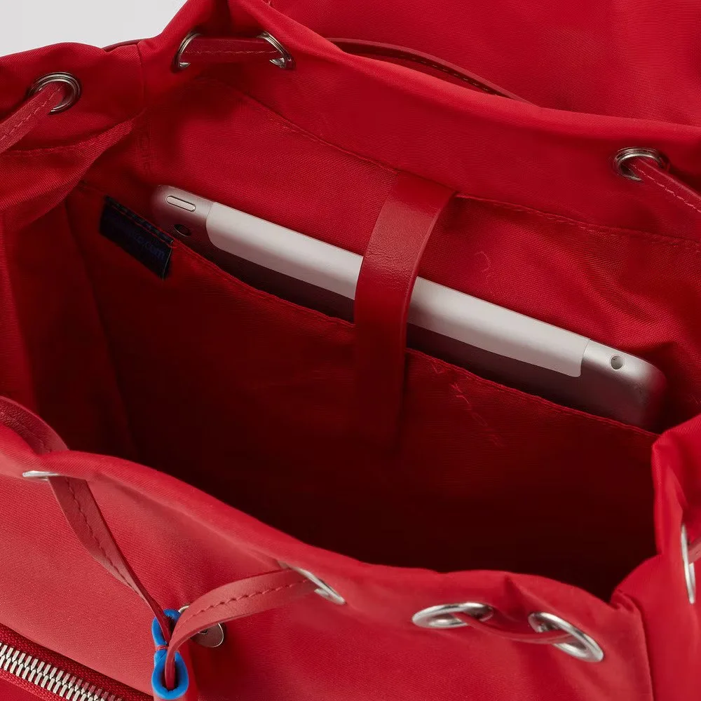 Piquadro Ryan - Damenrucksack Aus Rezykliertem Stoff Mit IPad®-Fach In Rot 4 Piquadro Ryan - Damenrucksack Aus Rezykliertem Stoff Mit IPad®-Fach In Rot – Bild 2