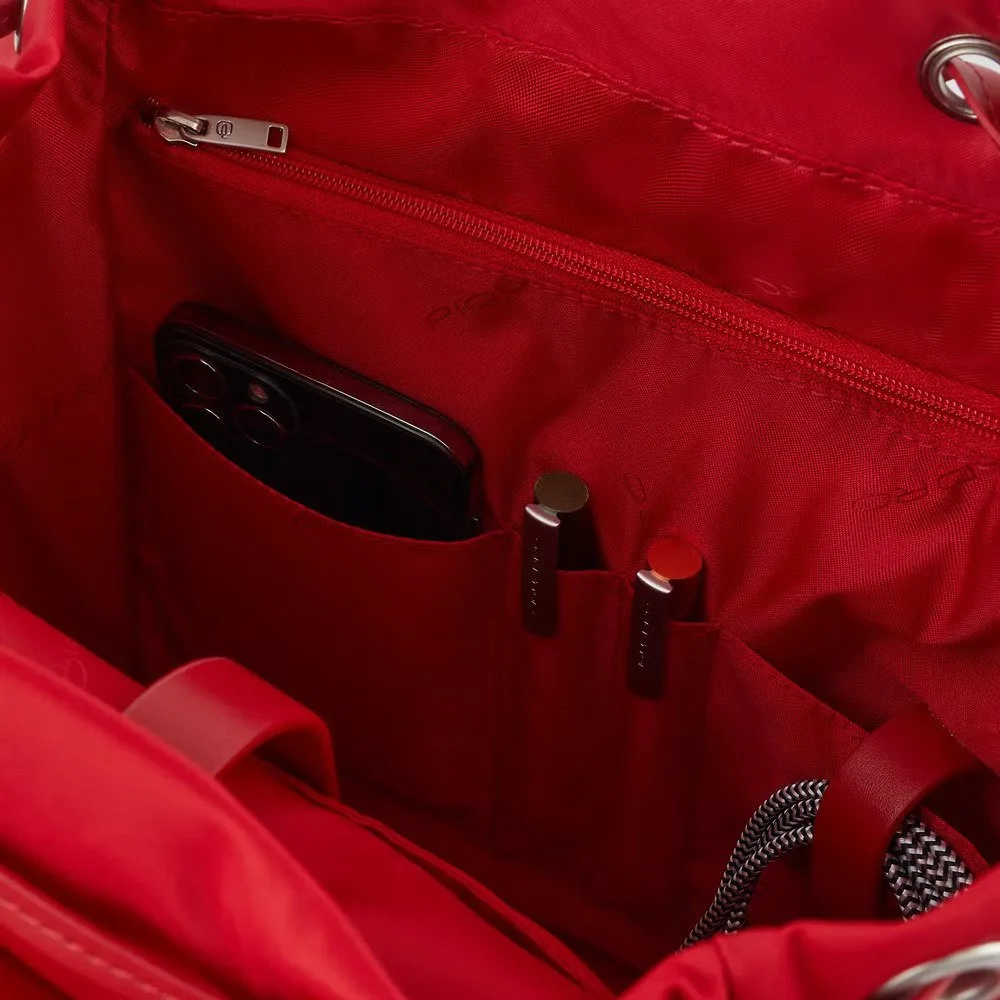 Piquadro Ryan - Damenrucksack Aus Rezykliertem Stoff Mit IPad®-Fach In Rot 5 Piquadro Ryan - Damenrucksack Aus Rezykliertem Stoff Mit IPad®-Fach In Rot – Bild 3