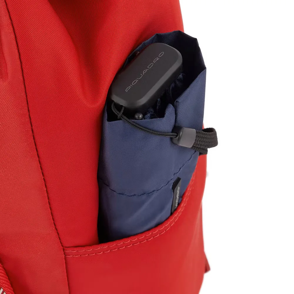 Piquadro Ryan - Damenrucksack Aus Rezykliertem Stoff Mit IPad®-Fach In Rot 9 Piquadro Ryan - Damenrucksack Aus Rezykliertem Stoff Mit IPad®-Fach In Rot – Bild 7