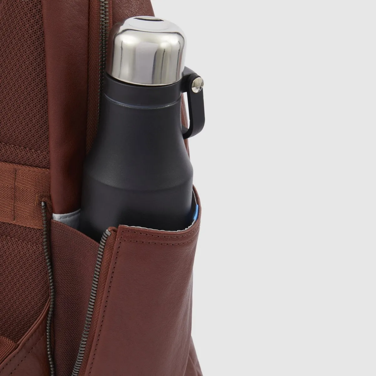 Piquadro Black Square - Laptoprucksack 13.3" Mit IPad-Halter In Rot 6 Piquadro Black Square - Laptoprucksack 13.3" Mit IPad-Halter In Rot – Bild 4