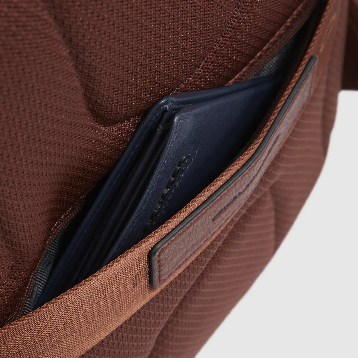 Piquadro Black Square - Laptoprucksack 13.3" Mit IPad-Halter In Schwarz 8 Piquadro Black Square - Laptoprucksack 13.3" Mit IPad-Halter In Schwarz – Bild 6