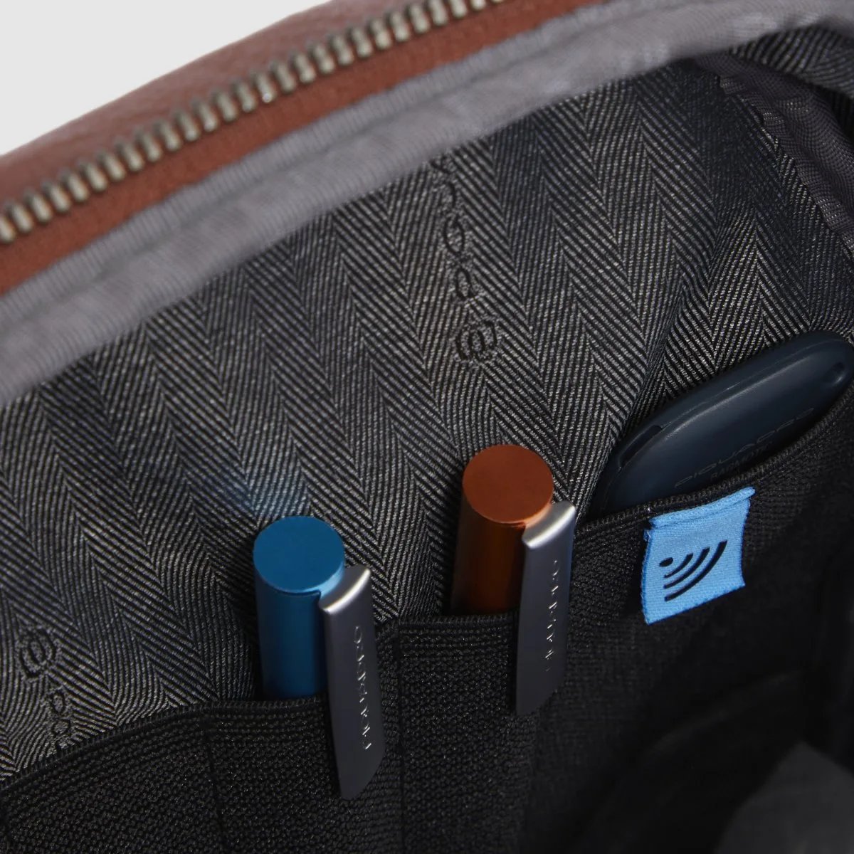 Piquadro Black Square - Laptoprucksack 13.3" Mit IPad-Halter In Rot 9 Piquadro Black Square - Laptoprucksack 13.3" Mit IPad-Halter In Rot – Bild 7