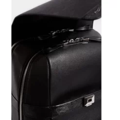 Casual Backpack In Schwarz -Modetaschen Geschäft compressed Casual BP detail logo 1800x1800