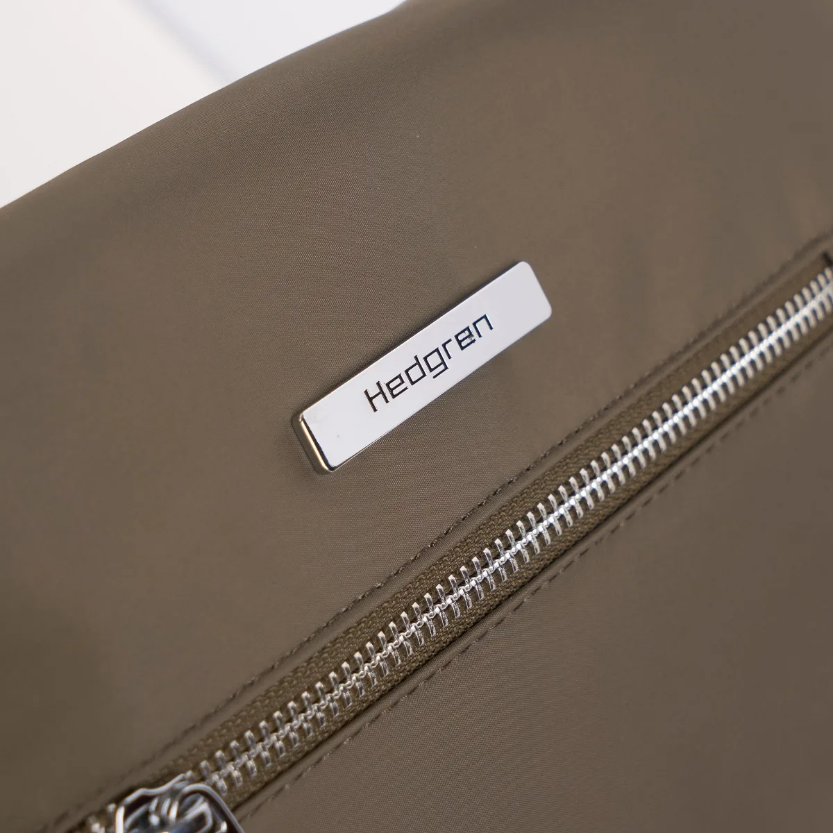 Shimmer Umhängetasche In Capers 8 Shimmer Umhängetasche In Capers – Bild 6