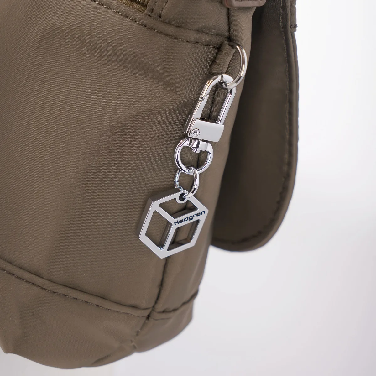 Shimmer Umhängetasche In Capers 9 Shimmer Umhängetasche In Capers – Bild 7