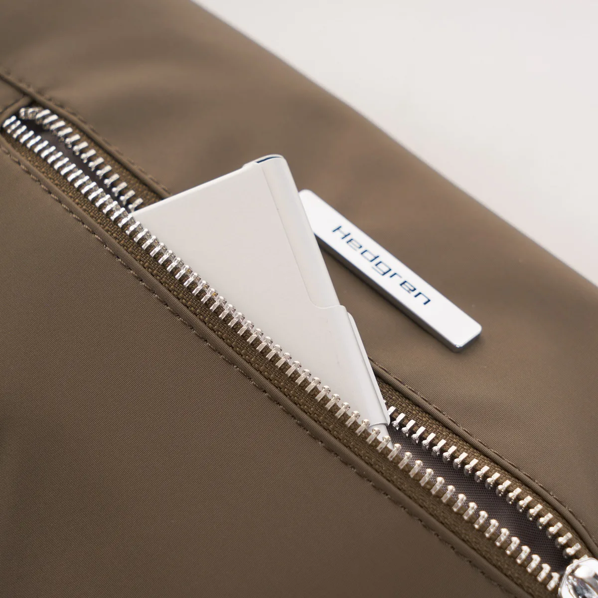 Shimmer Umhängetasche In Capers 10 Shimmer Umhängetasche In Capers – Bild 8