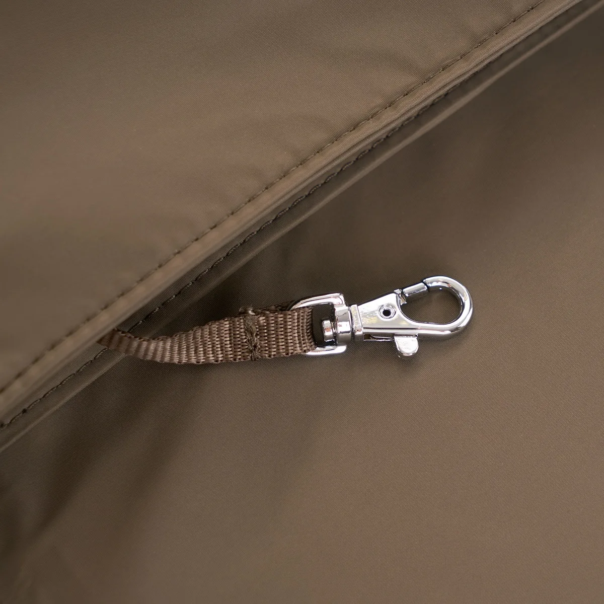 Shimmer Umhängetasche In Capers 12 Shimmer Umhängetasche In Capers – Bild 10