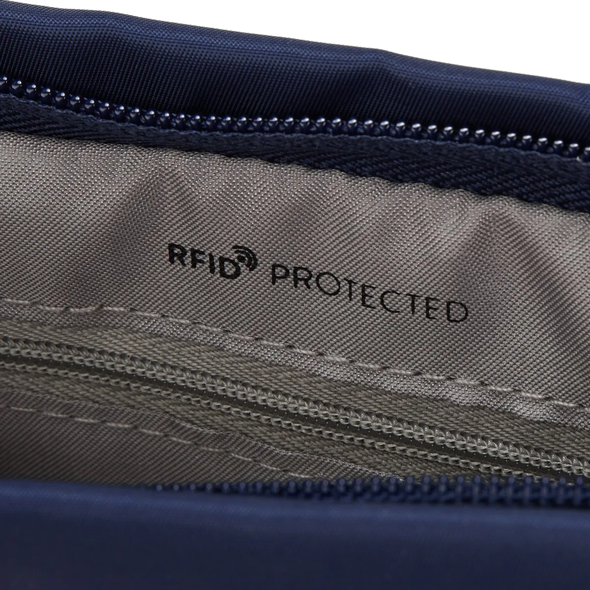 Leonce Small Vertical Crossover RFID In Total Eclipse 9 Leonce Small Vertical Crossover RFID In Total Eclipse – Bild 7