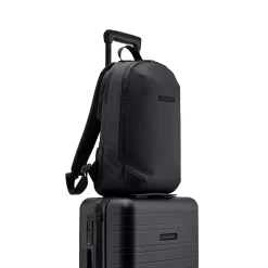 Horizn Studios Gion Backpack In Schwarz Grösse M -Modetaschen Geschäft compressed articleImages2 G i gion backpack black m 05 detail withtrolley side 2048